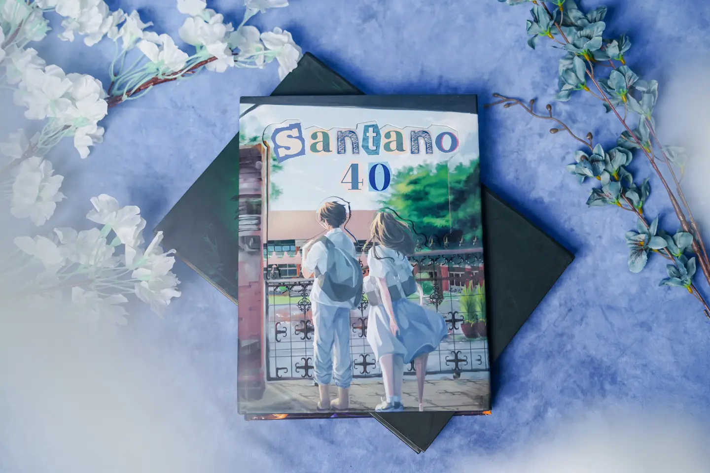 Cover buku tahunan biru editorial